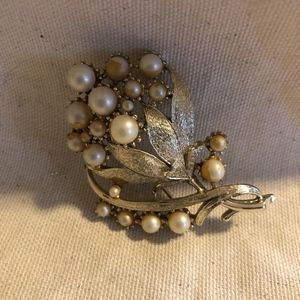 Vintage Silver-Tone, Pearl flower shaped Brooch